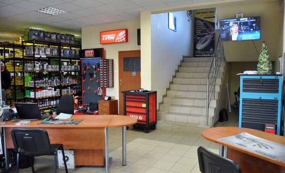 Zdjęcia sklep samochodowy SAROS w Przeźmierowo