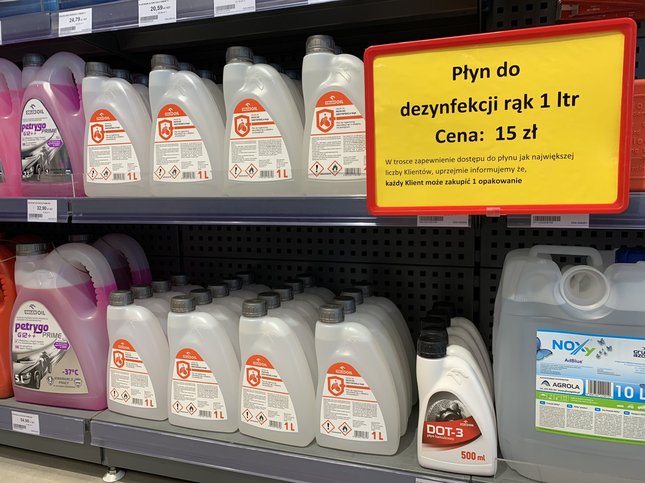 Pierwsza partia litrowych opakowań płynu do dezynfekcji rąk z logiem Orlenu trafiła na stacje paliw.…