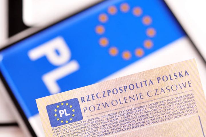 Tablice rejestracyjne i dowód przyniesie Ci kurier?Związek Dealerów Samochód naciska na Ministra…