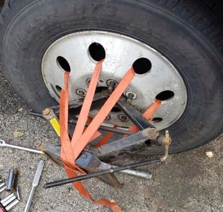 Okazuje się, że lewarek to urządzenie wielofunkcyjne.Znasz inne uniwersalne narzędzia❓#ProfiAuto…