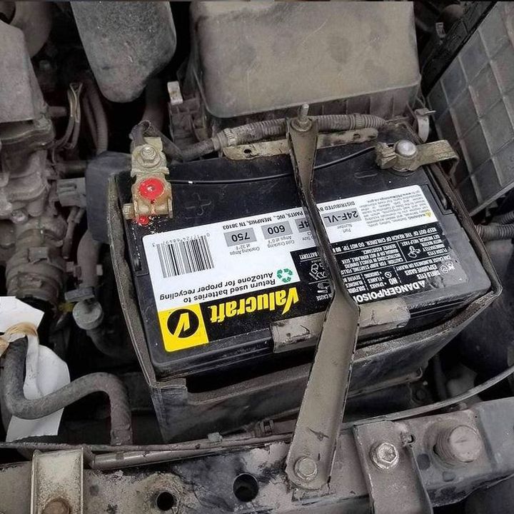 🤔Nowa bateria, a samochód dalej nie odpala.Czy problemem mogą być zaśniedziałe klemy❓#ProfiAuto…