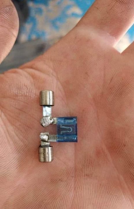 15A à la MacGyver.Zabezpieczy przed uszkodzeniami?#ProfiAuto #DoradcaProfiAuto #bezpiecznik